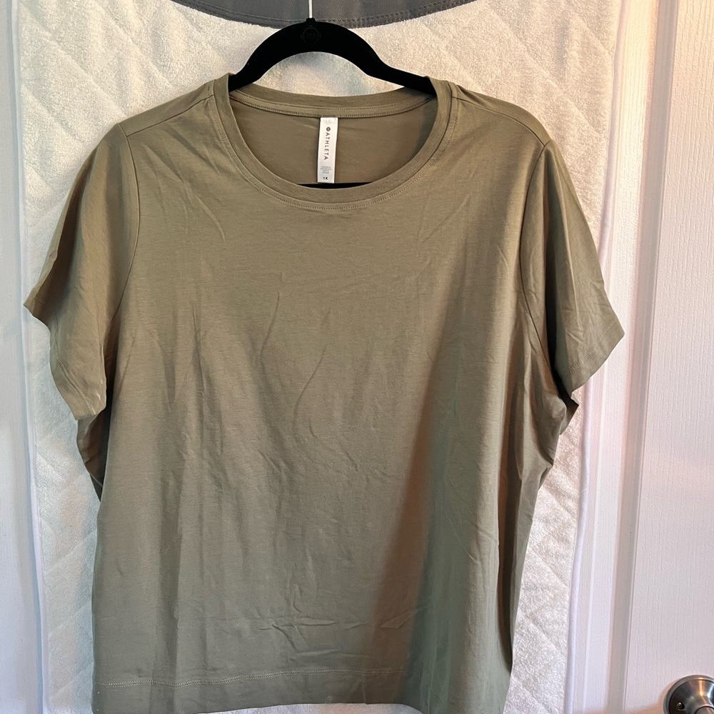 Athleta camo green T-shirt